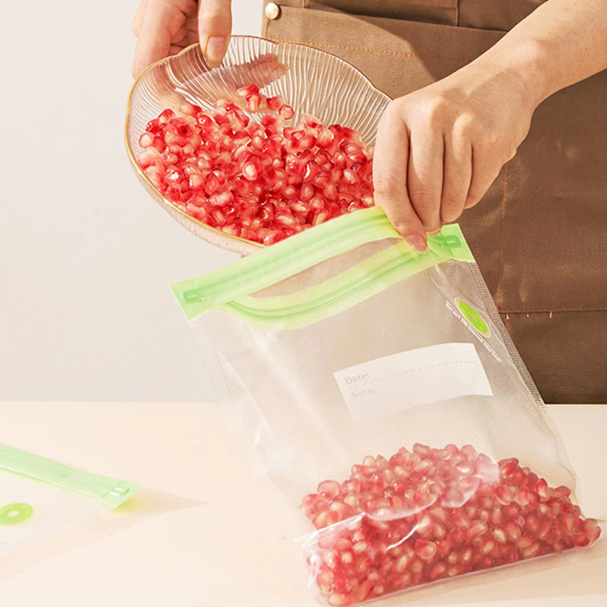 22packs ( 20pcs Vaccum Food Storage Bag and 2pcs Sealing Clips) Packaging Bags, Reusable Clear Vacuum Food Storage Bag